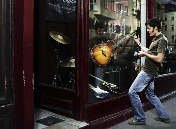 579x427, 52 Kb / гитара, витрина, отражение