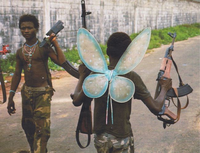 650x500, 66 Kb / крылья, негры, автомат