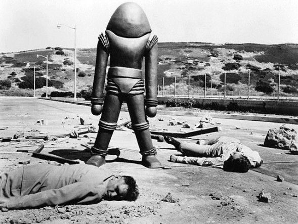 589x443, 68 Kb / робот, ч/б