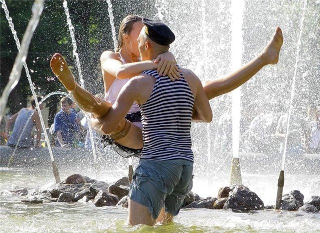 640x467, 105 Kb / фонтан, морпех, девушка, романтика