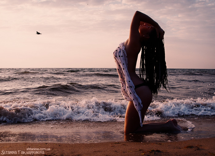 700x508, 144 Kb / море, волна, брызги, горошек, на коленях, брюнетка