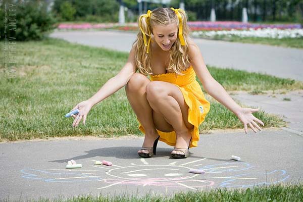 600x400, 38 Kb / девушка, асфальт, мелки, солнце