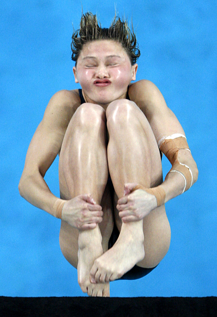 446x650, 274 Kb / девушка, бассейн, прыжок