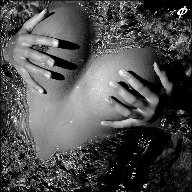 640x640, 125 Kb / ч/б, вода, руки, сердце, сердечко