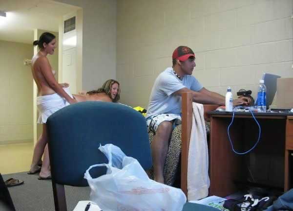 600x431, 20 Kb / Девченки, парень, компьютер