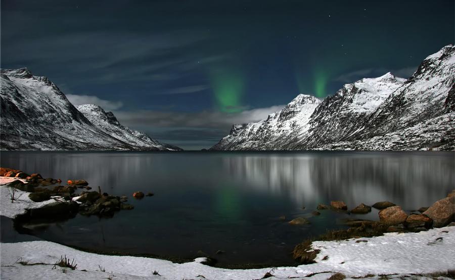 900x554, 68 Kb / горы, снег, залив, северное сияние