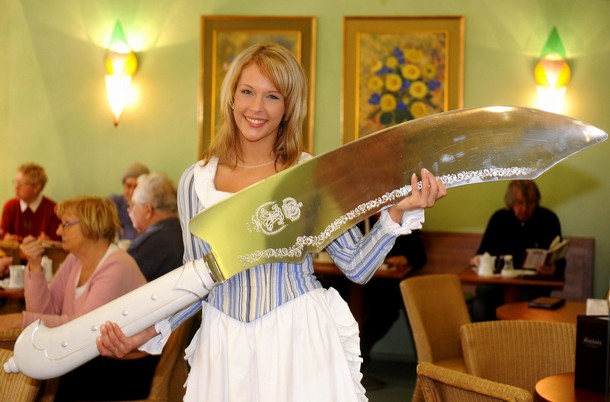 610x402, 59 Kb / блондинка, ножик