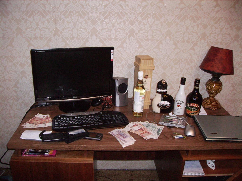 1024x768, 156 Kb / деньги, бухло, комп, стол