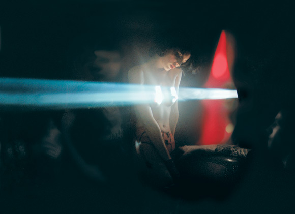 580x421, 33 Kb / свет, сиськи, топлесс