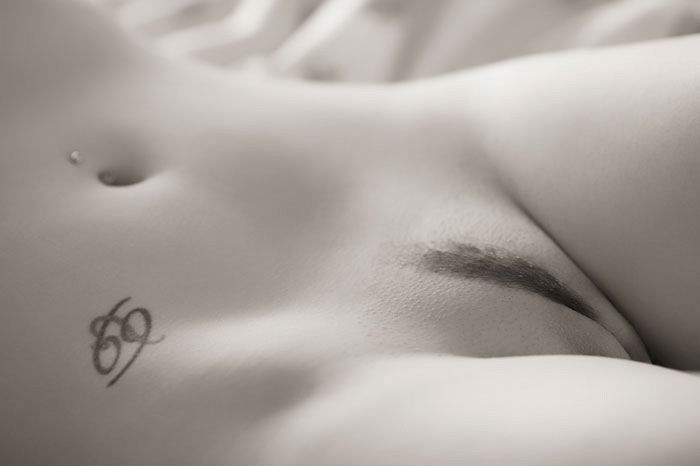 700x466, 17 Kb / пупок, ч/б, 69, рыбы, тату, живот, лобок