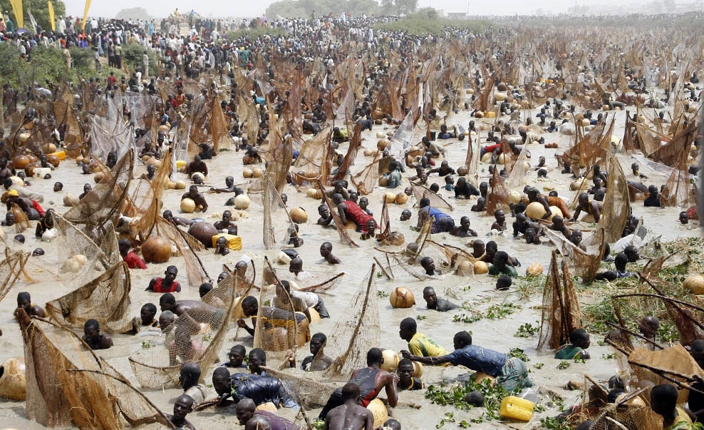 988x603, 248 Kb / река, ловля, сети, негры, грязь