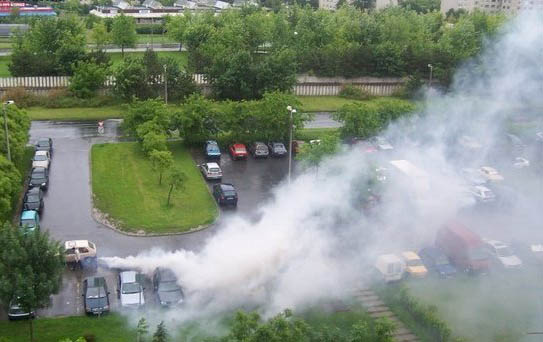 543x342, 64 Kb / дым, машина, смог, двор