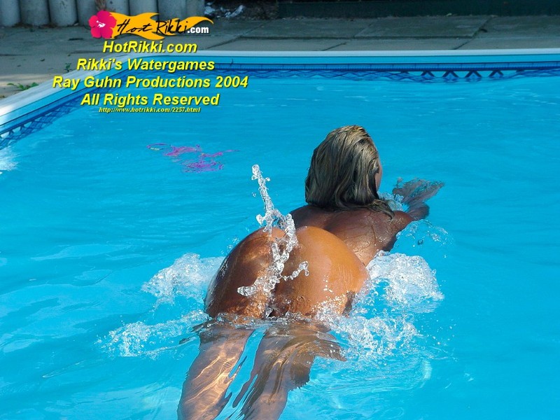 800x600, 133 Kb / бассейн, попа, брызги