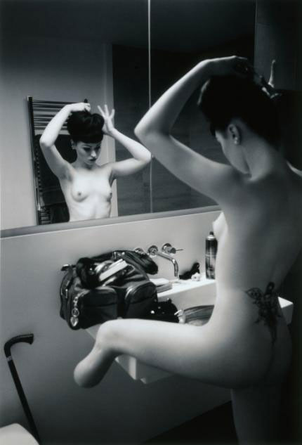 430x633, 27 Kb / тату, инвалид, зеркало, ч/б, умывальник