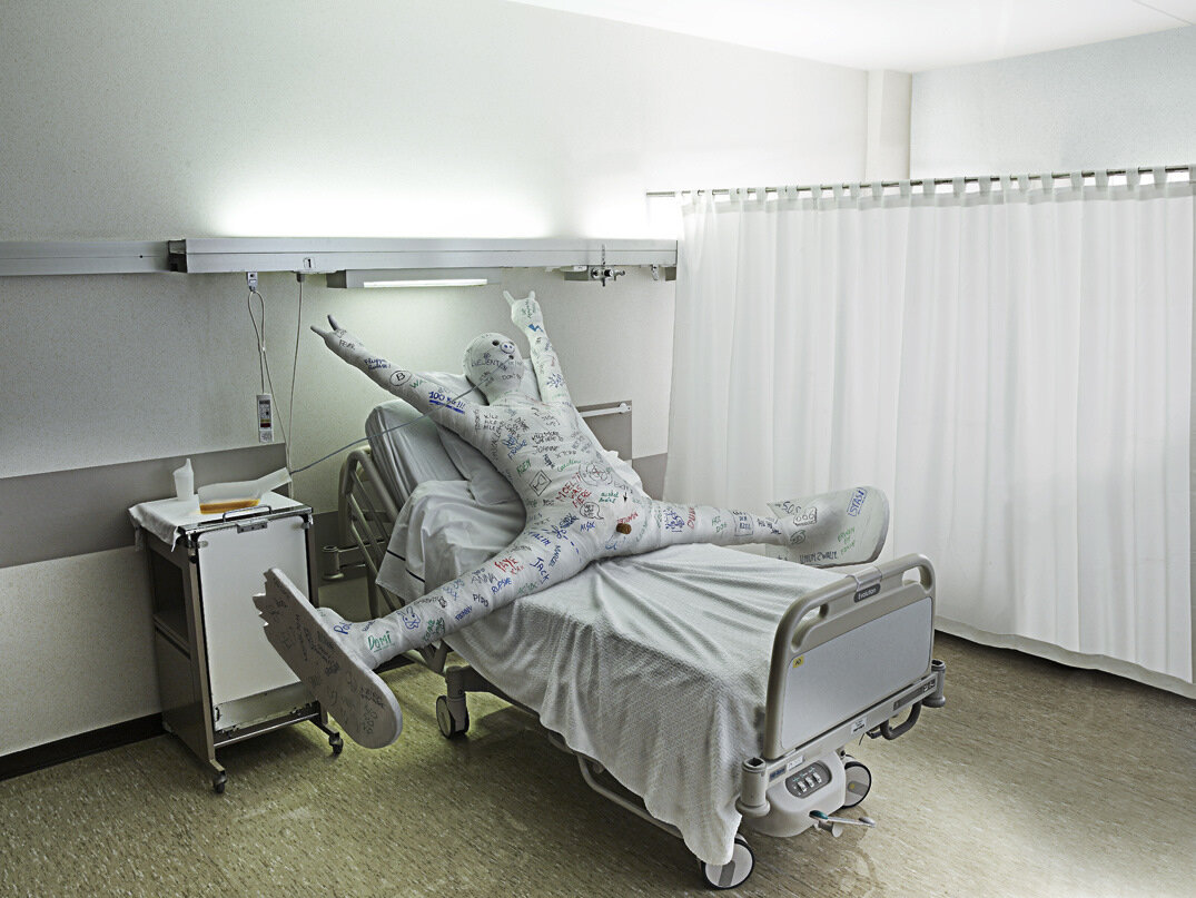 1075x807, 160 Kb / гипс, палата, сноуборд, утка