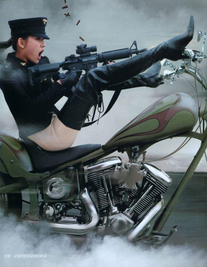 700x903, 121 Kb / мотоцикл, автомат, девушка, форма, дым