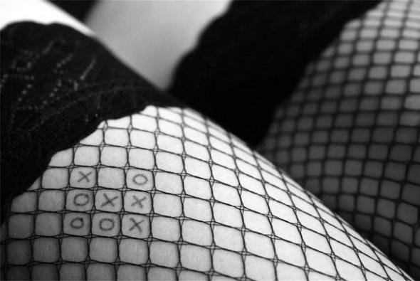 590x395, 40 Kb / крестики, нолики, чулки, сетка, ч/б