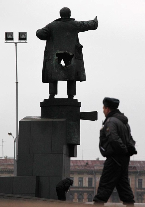 480x686, 60 Kb / ленин, дырка, статуя, памятник, мент, взрыв