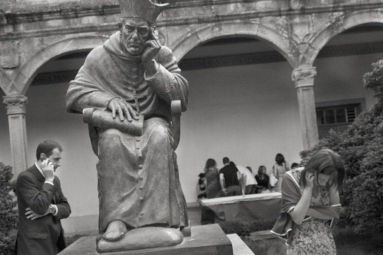 749x500, 72 Kb / ч/б, памятник, мобильник, телефон, разговор