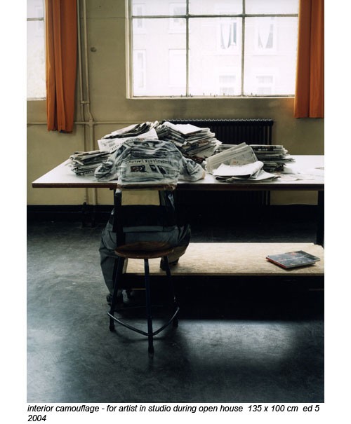 500x605, 81 Kb / стол, газеты, рисунок, маскировка