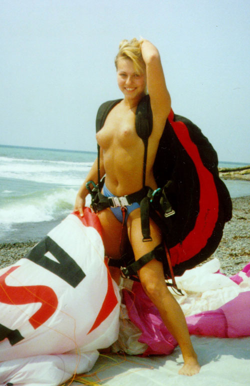 500x772, 75 Kb / сиськи, парашют, море