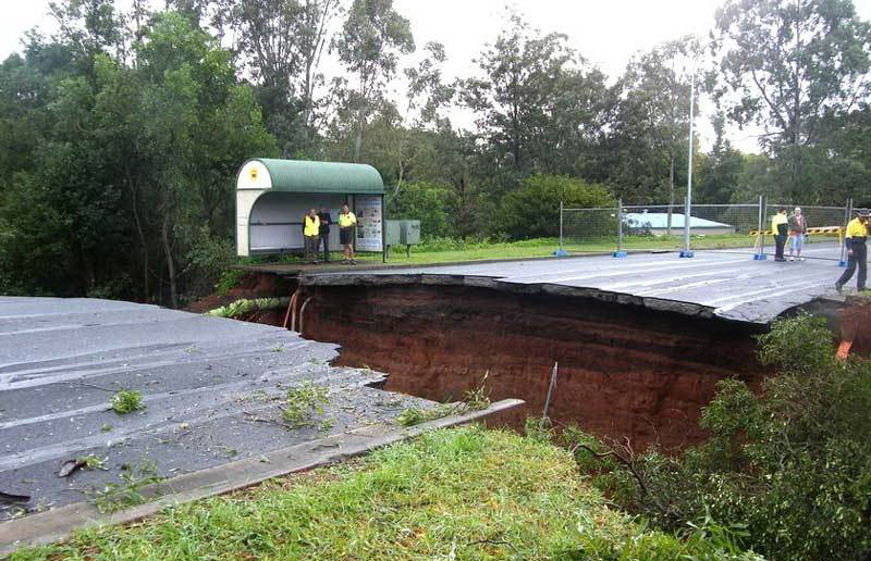 800x516, 132 Kb / провал, асфальт, автобусная остановка