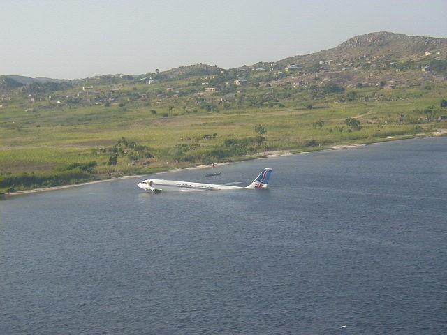 640x480, 46 Kb / самолет, утонул