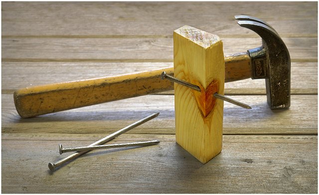 640x391, 58 Kb / молоток, гвозди, сердце