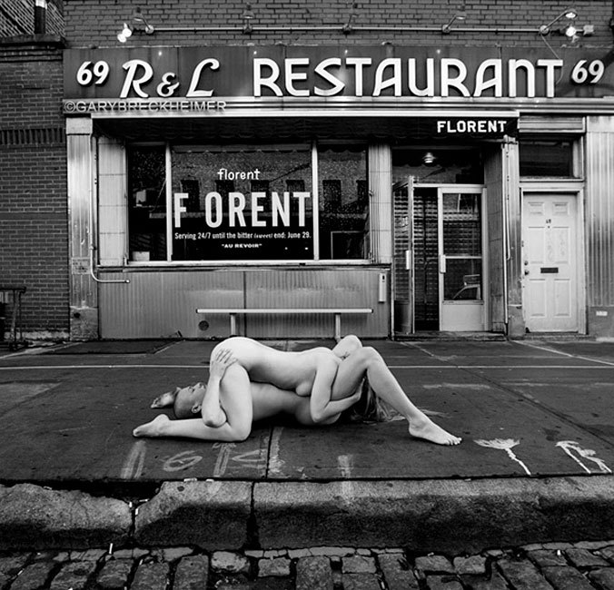 676x650, 114 Kb / 69, ресторан, секс, ч/б, голые, поза