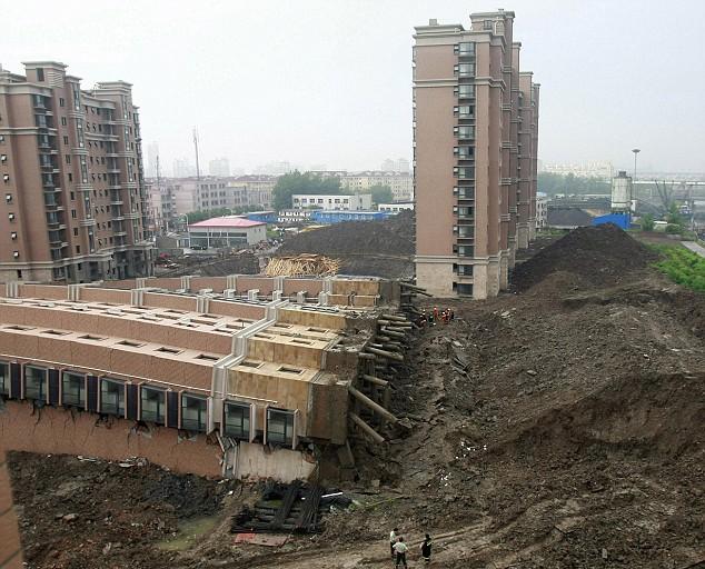 634x512, 68 Kb / катастрофа, дом, обрушение, китай