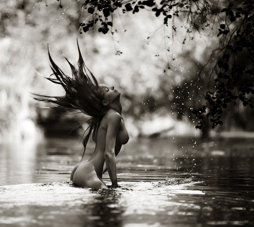 973x869, 245 Kb / сиськи, вода, брызги, девушка, ч/б