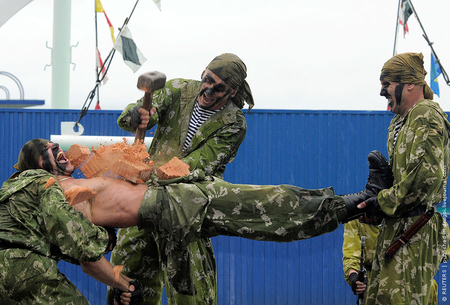 900x610, 155 Kb / спецназ, кирпич