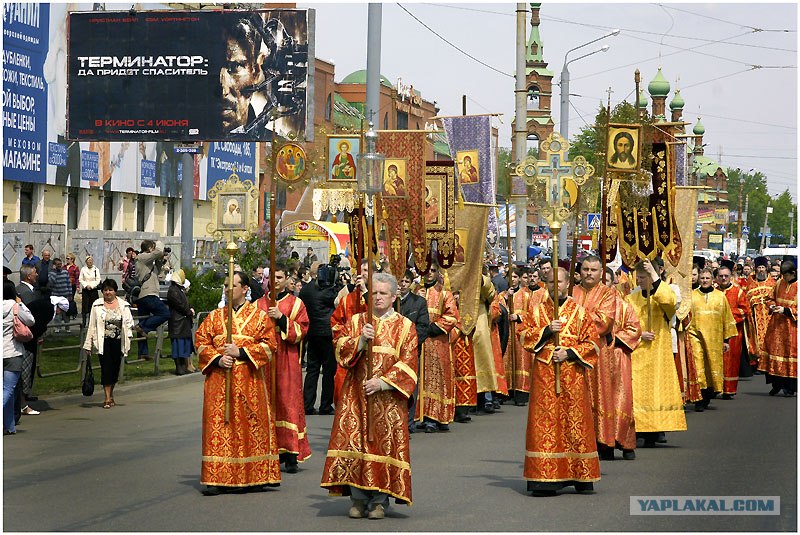 800x535, 168 Kb / терминатор, спаситель, попы, иконы, шествие