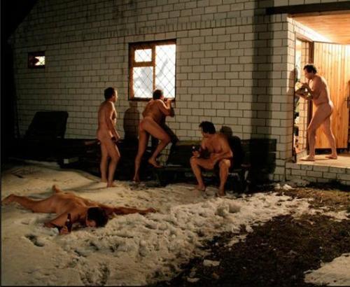 500x410, 36 Kb / мужики, окно, снег, баня