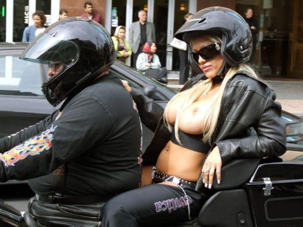 599x449, 63 Kb / мотоциклист, рокер, сиськи