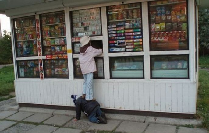 686x437, 48 Kb / мальчик, девочка, ларёк