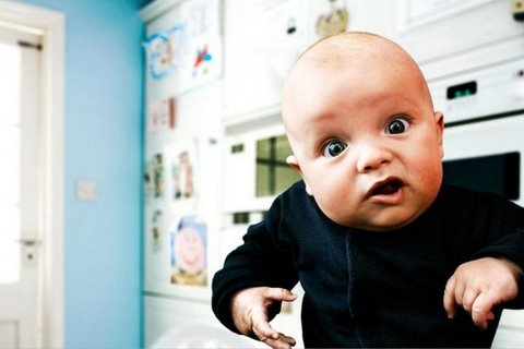 480x320, 22 Kb / ребенок, гримаса, дверь