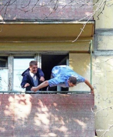 399x480, 45 Kb / милиционер, балкон, мусор