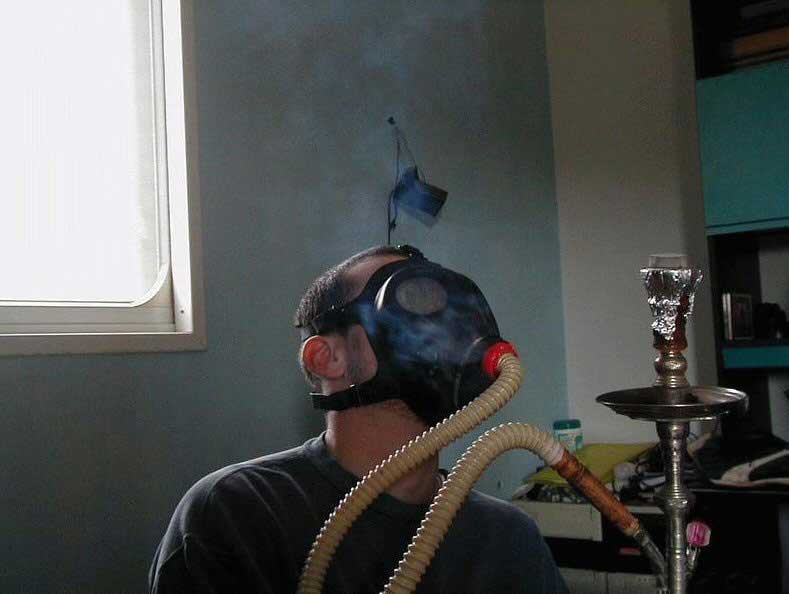 789x594, 28 Kb / кальян, комната, окно, противогаз, маска, шланг, кумар, дым, уголь, табак