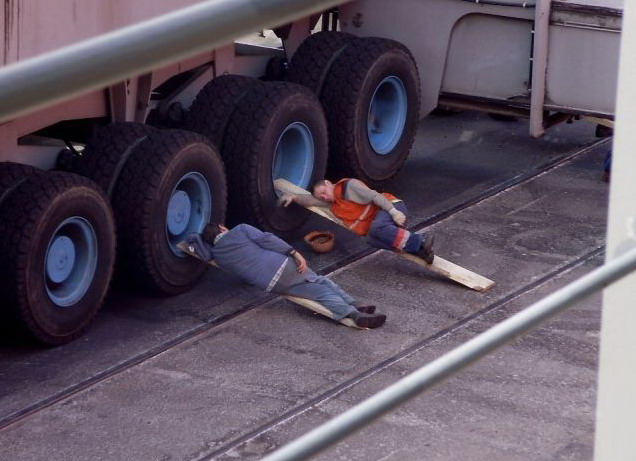 636x461, 80 Kb / грузовик, рабочие, сон, доски