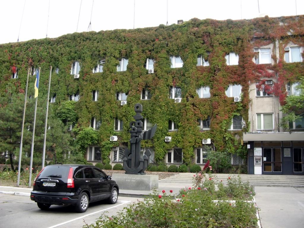 1024x768, 166 Kb / здание, растение