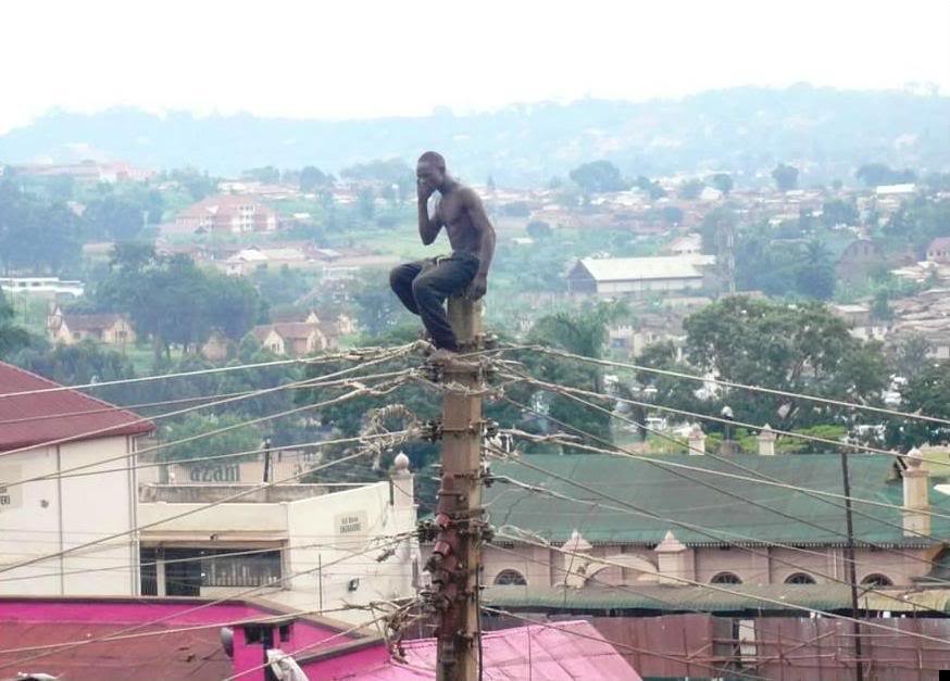 874x627, 98 Kb / негр, столб, провода, телефон