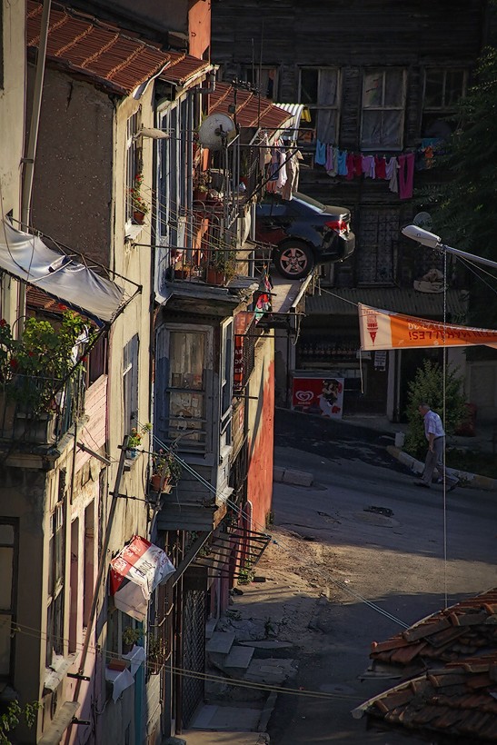 547x820, 158 Kb / трущобы, балкон, машина