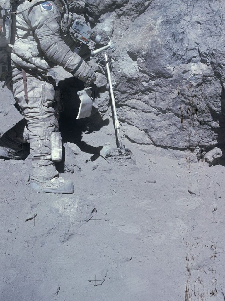 768x1024, 161 Kb / луна, грунт, космонавт