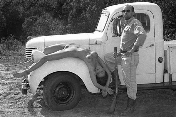 599x399, 47 Kb / ч/б, добыча, охотник, девушка