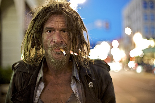 657x437, 114 Kb / бомж, сигарета