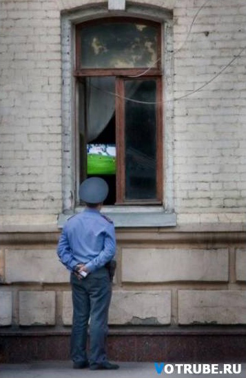 357x547, 106 Kb / милиционер, окно, футбол, зомбоящик