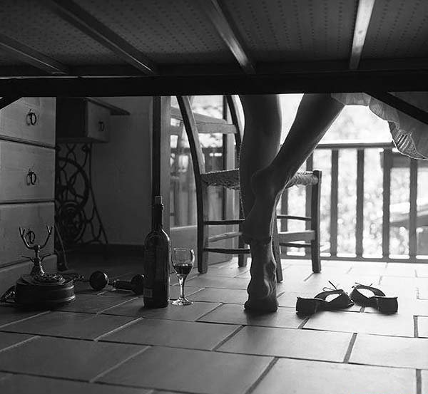 600x553, 52 Kb / постель, ноги, вино