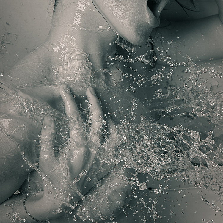 750x750, 267 Kb / брызги, вода, ч/б, сиськи