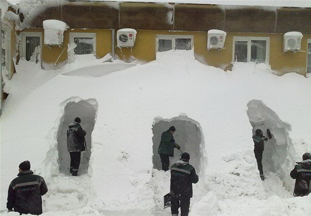 639x444, 71 Kb / снегопад, раскопки